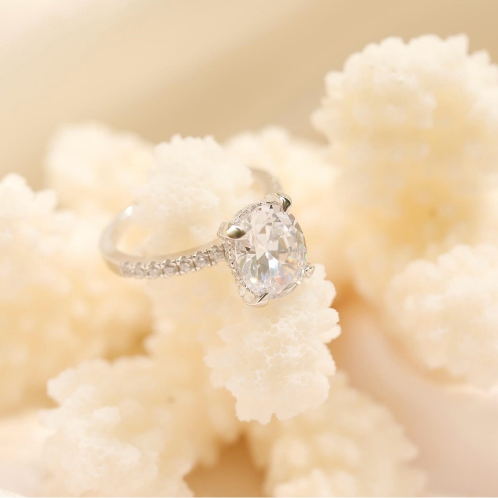 Luxury Oval Engagement Ring – 3CT Cubic Zirconia in Sterling Silver .925 - Picture 3 of 6